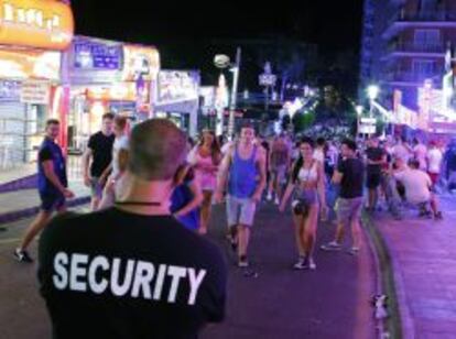 Turistas en Punta Ballena, Magaluf.