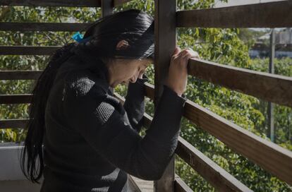 Soledad ha sufrido desde muy niña una larga historia de abusos, explotación sexual y violencia. En Los Bañados de Asunción es donde aún padece por no tener otro sitio adonde ir con sus dos hijos. Su esperanza, es tener una casa propia.