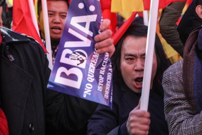 Un millar de inmigrantes chinos, según la Policía, se han manifestado este viernes frente a la sede de la Fundación BBVA, en el paseo de Recoletos de Madrid para protestar contra los bloqueos masivos de cuentas de banco.