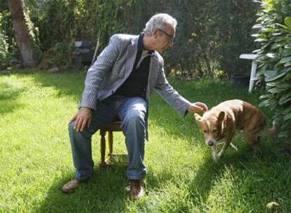 Millás, fotografiado ayer en el jardín de su casa en compañía de su perro <i>Jack.</i>