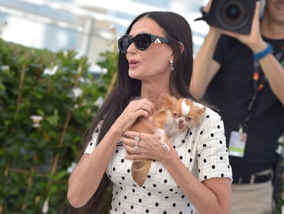 Demi Moore paseando a su perra Piaf por el festival de Cannes 2024.