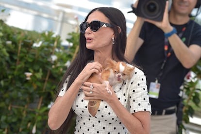 Demi Moore paseando a 'Pilaf' por el festival de Cannes 2024.