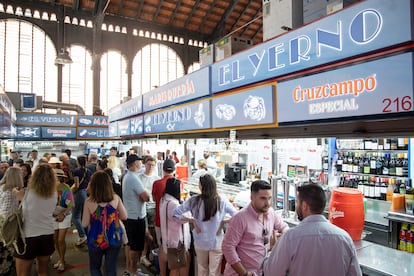 Ambiente de las barras de El Yerno, dentro del Mercado de Atarazanas, en Málaga.