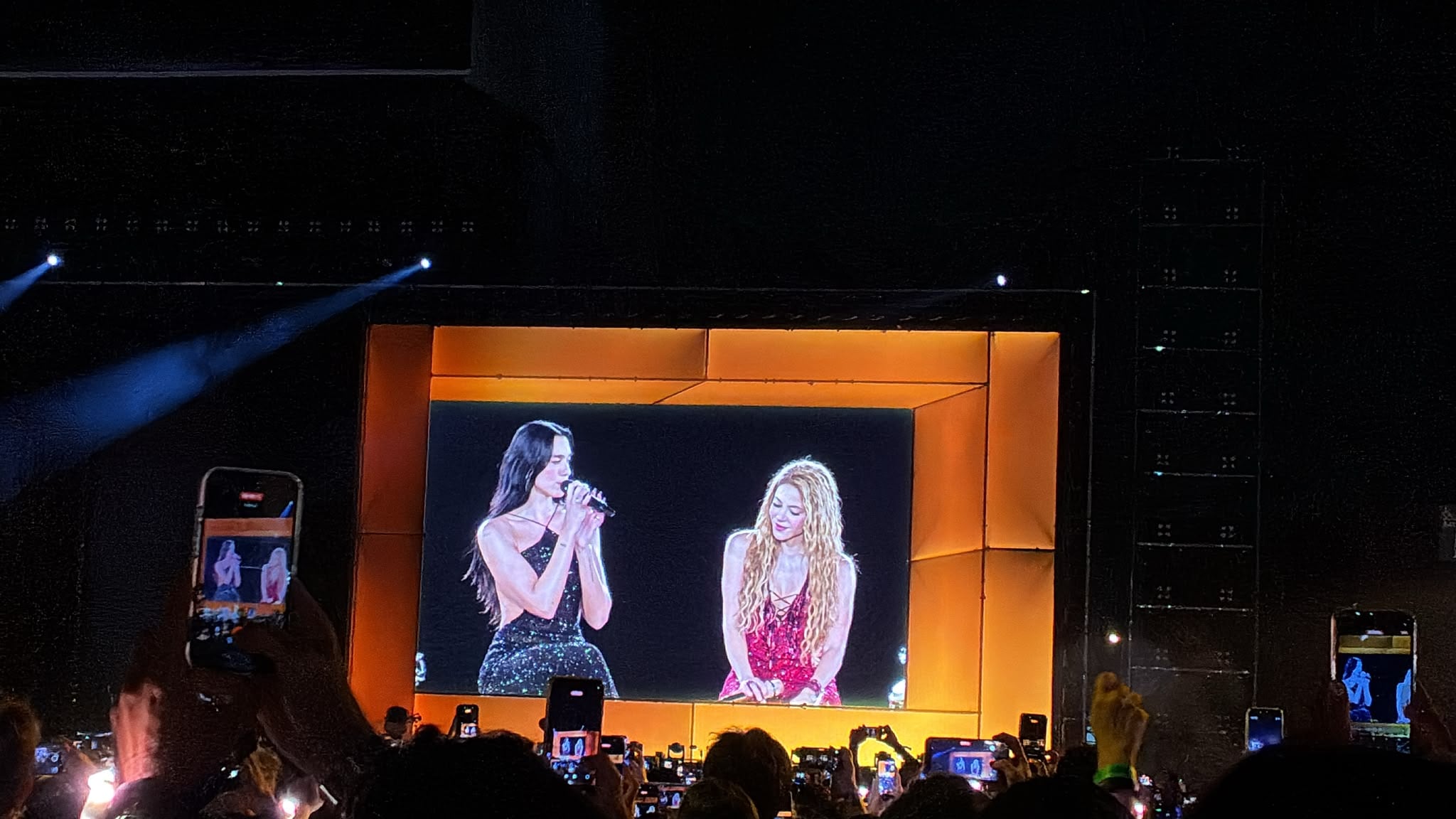 Dua Lipa canta con Shakira ‘Antología’ en el octavo concierto de la colombiana en Madrid