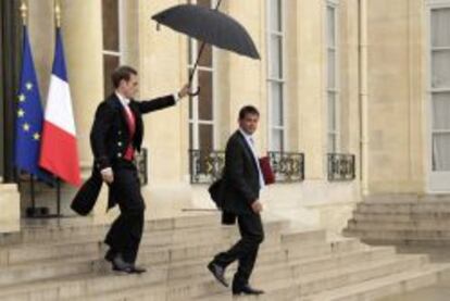 El primer ministro francés, Manuel Valls, sale del Elíseo tras su reunión con François Hollande, ayer tarde.