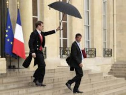 El primer ministro franc&eacute;s, Manuel Valls, sale del El&iacute;seo tras su reuni&oacute;n con Fran&ccedil;ois Hollande, ayer tarde.