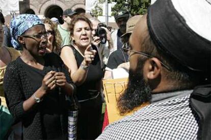 Unas mujeres discuten con un musulmán durante una protesta contra la <i>sharía</i> en Toronto el pasado jueves.
