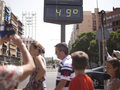Un termòmetre, l'agost del 2016, a la plaça d'Armas, a Sevilla.