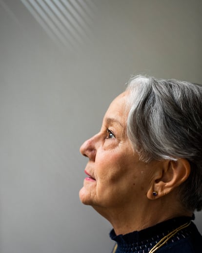 Lélia Wanick Salgado, esposa e parceira profissional do fotógrafo Sebastião Salgado, retratada no estúdio deles em Paris. 