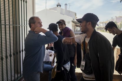 El responsable de la ONG Voluntarios por Otro Mundo, Michel Bustillo, saluda a uno de los chavales que acaba de regresar del campo.