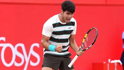 Carlos Alcaraz celebra la victoria en la final de Queen's ante Jiri Lehecka este domingo.