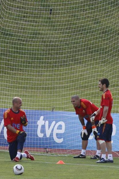 Reina, Valdés y Casillas, en un momento del entrenamiento de ayer.