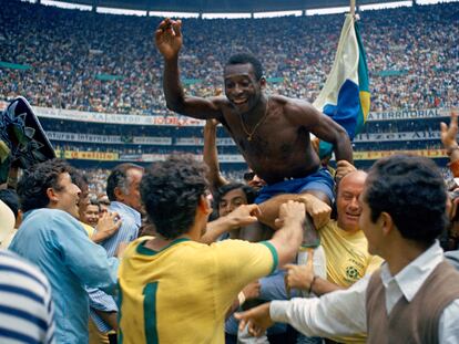 Pelé tras ganar la Copa del Mundo el 21 de junio de 1970.