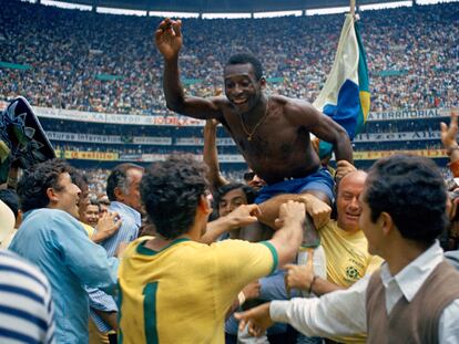 Pelé tras ganar la Copa del Mundo el 21 de junio de 1970.