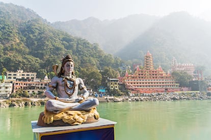 La estatua de Shiva en el río Ganges, en Rishikesh.