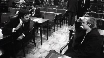 José Pedro Pérez Llorca con Felipe González, en un descanso de los debates constitucionales en mayo de 1978.