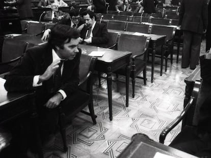 José Pedro Pérez Llorca con Felipe González, en un descanso de los debates constitucionales en mayo de 1978.