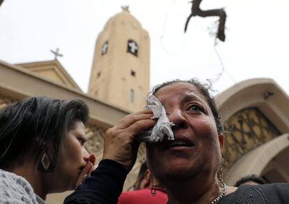 Un familiar de una de las víctimas llora en el exterior de la iglesia de San Jorge de Tanta después del atentado.