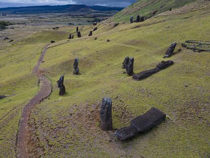 Estatuas moai en la ladera del volcán Rano Raraku en la Isla de Pascua, Chile, en 2022.