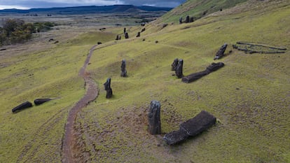 Estatuas moai en la ladera del volcán Rano Raraku en la Isla de Pascua, Chile, en 2022.