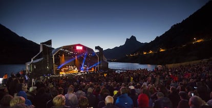 Escenario junto al embalse de Lanuza (Huesca), en el festival Pirineos Sur.