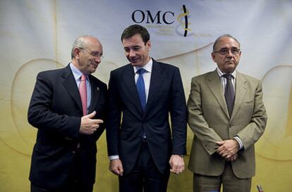 Tomás Gómez ayer, junto a Máximo González Jurado (izquierda) y Juan José Rodríguez Sendín.