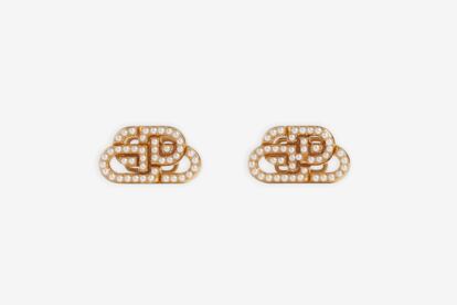 Pendientes XS BB Stud de latón dorado con perlas de Balenciaga (295 €).