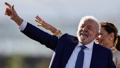 El presidente brasileño, Luiz Inácio Lula da Silva, ayer junto a su esposa, Rosangela Silva, tras prometer el cargo en Brasilia.