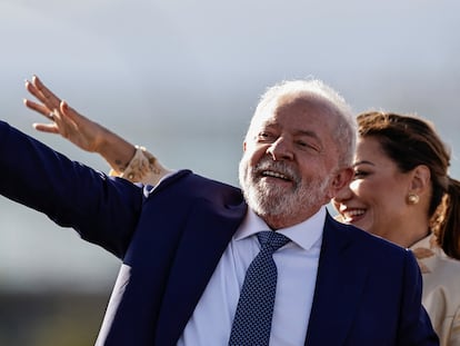 Brazil's President Luiz Inacio Lula da Silva and his wife Rosangela "Janja" da Silva greet supporters from the motorcade after Lula's swearing-in ceremony, in Brasilia, Brazil, January 1, 2023. REUTERS/Ueslei Marcelino