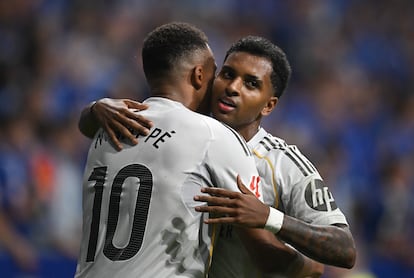 Kylian Mbappé y Rodrygo celebran el 0-1 del Real Madrid en Oviedo.