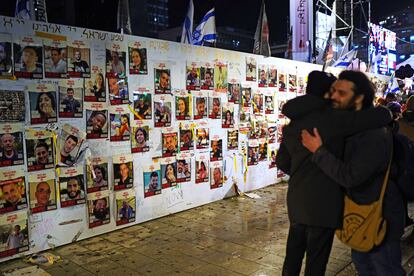 Un gran mural en el centro de Tel Aviv recuerda a los rehenes que permanecen todavía en Gaza. Según las autoridades, son 136, entre civiles y militares, de los que cerca de una treintena estarían ya muertos.