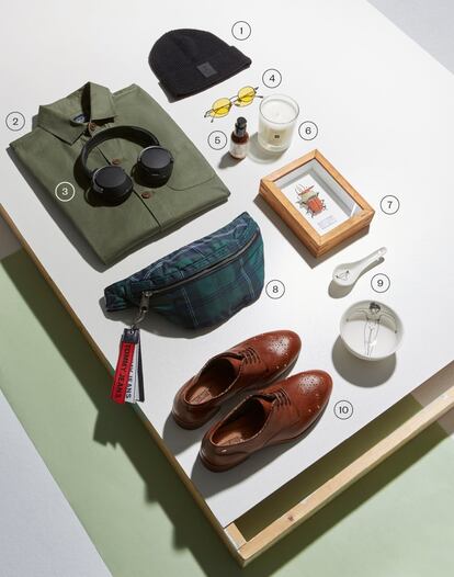 <b><p>Sabor urbano</b></p>1. Gorro de lana de Hugo Boss (79,95 euros). 2. Camisa verde militar de Dockers (69 euros). 3. Cascos de música de Hesh 3 (99,99 euros). 4. Gafas redondas con cristal amarillo de Komodo (99,95 euros). 5. Powerful-Strength Line-Reducing Concentrate, de Kiehl’s (59 euros). 6. Vela perfumada Honeysuckle & Davana, de Jo Malone (53 euros). 7. Caja de madera con insecto elaborado con cápsulas de café de Mato Handmade (95 euros). 8. Riñonera con estampado de tartán de Tommy Hilfiger (95 euros). 9. Juego de 4 piezas de cuenco y cuchara de porcelana con dibujos de Pols Potten (60,50 euros). 10. Zapatos de piel con tachuelas de Pikolinos (99 euros).