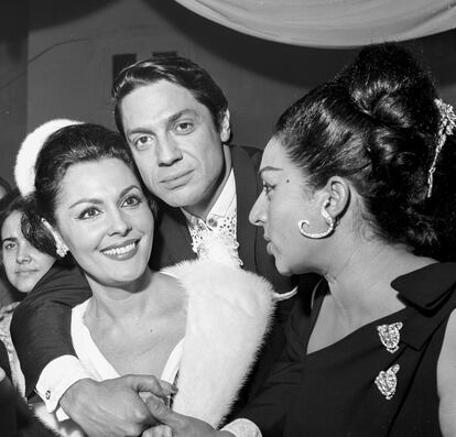 La imagen de Carmen Sevilla, Lola Flores y Paquita Richo en ‘El Balcón de la Luna’ (1962), del director gallego Cesáreo González, es una de las escenas más míticas del cine español clásico. Fue durante el rodaje de este filme cuando La Faraona y Paquita Rico forjaron una amistad infranqueable. Durante años, ambas, dejaron claro en sus declaraciones a los medios de comunicación que se profesaban admiración. Incluso Lola Flores la eligió como la madrina de su primogénita, Lolita, en 1958. “Íbamos a los estrenos siempre con grandes pañuelos para que no se nos viese reírnos tanto. Había mucho arte ahí”, recordó Paquita Rico en una de sus últimas entrevistas, para la revista 'El Escaparate'.