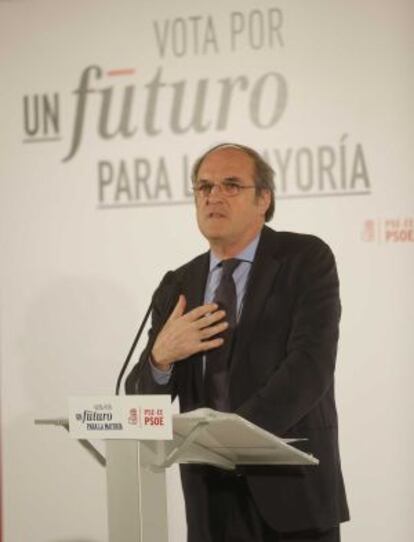 El exministro de Educación Ángel Gabilondo participa en un mitin electoral en San Sebastián.