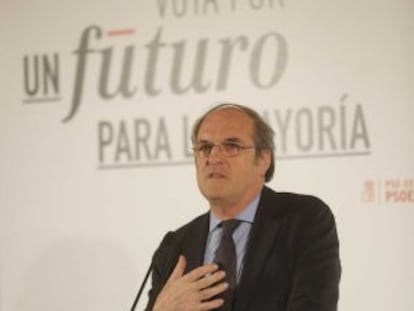 El exministro de Educación Ángel Gabilondo participa en un mitin electoral en San Sebastián.