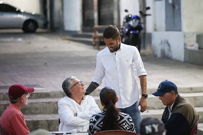Juan Requesens distribuye volantes para su campaña a gobernador del estado Miranda en el barrio de Chacao, el 14 de mayo en Caracas.