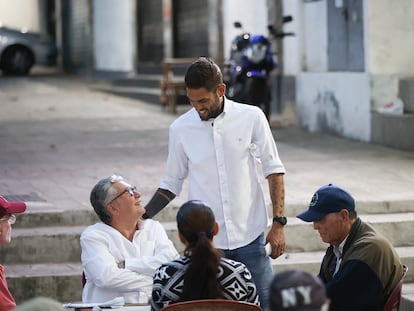 Juan Requesens distribuye volantes para su campaña a gobernador del estado Miranda en el barrio de Chacao, el 14 de mayo en Caracas.