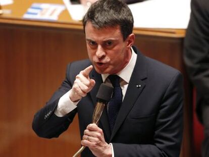El primer ministro francés, Manuel Valls, responde a las preguntas de los diputados, durante la sesión de control al Gobierno de este martes.