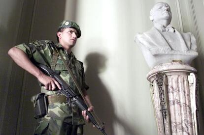 Un soldado argentino en la Casa Rosada, Buenos Aires.