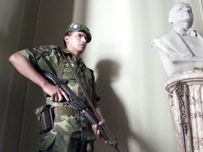 Un soldado argentino en la Casa Rosada, Buenos Aires.