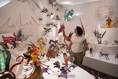 Selene Cruz observa a los alebrijes en la sala 4 del Museo de Arte Popular