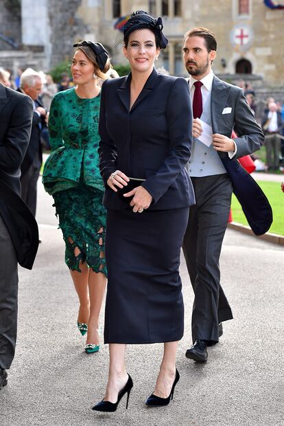 La actriz Liv Tyler llegando a la capilla de San Jorge con un sencillo traje azul marino, mismo color por el que apostó Meghan Markle.