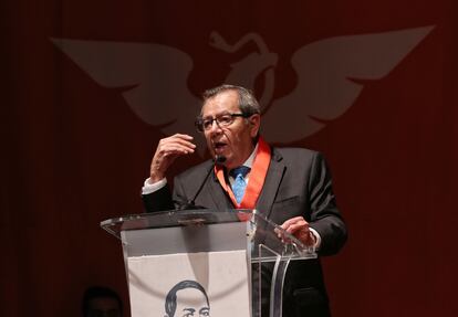 En 2021, el poltico recibi el premio Nacional Benito Jurez al mrito ciudadano por su trayectoria como diputado y senador.