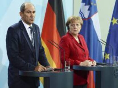 La canciller alemana, Angela Merkel, (CDU) y el primer ministro esloveno, Janez Jansa, en Berlín (Alemania). EFE/Archivo