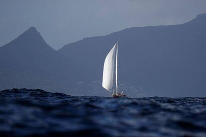 El yate Sanya Serenity Coast navega hacia Ciudad del Cabo para completar la segunda ronda de la regata mundial Clipper Race en Cuidad del Cabo (Sudáfrica). La Clipper Race es una regata alrededor del mundo en la que competidores aficionados de 41 países harán 40.000 millas náuticas.