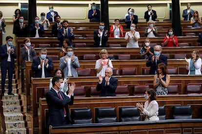 Pedro Sánchez es recibido este miércoles entre aplausos del PSOE y Podemos en el Congreso.