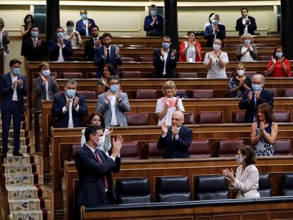 Pedro Sánchez es recibido este miércoles entre aplausos del PSOE y Podemos en el Congreso.