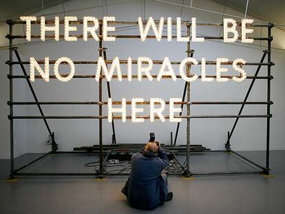 Imagen de <i>There will be no miracles here,</i> obra de Nathan Coley&#39;s candidata a los Turner.