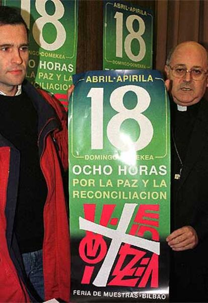 Joseba Segura (izquierda), junto al obispo Ricardo Blázquez, en abril de 1999.