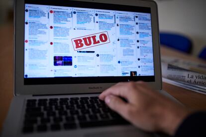Una persona lee en su ordenador portátil una noticia falsa, en Madrid el 5 de noviembre de 2020.